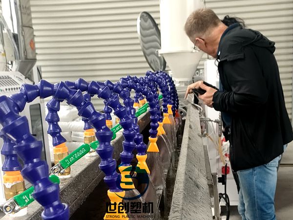 國外（wài）客戶考察TPU內（nèi）胎生產線